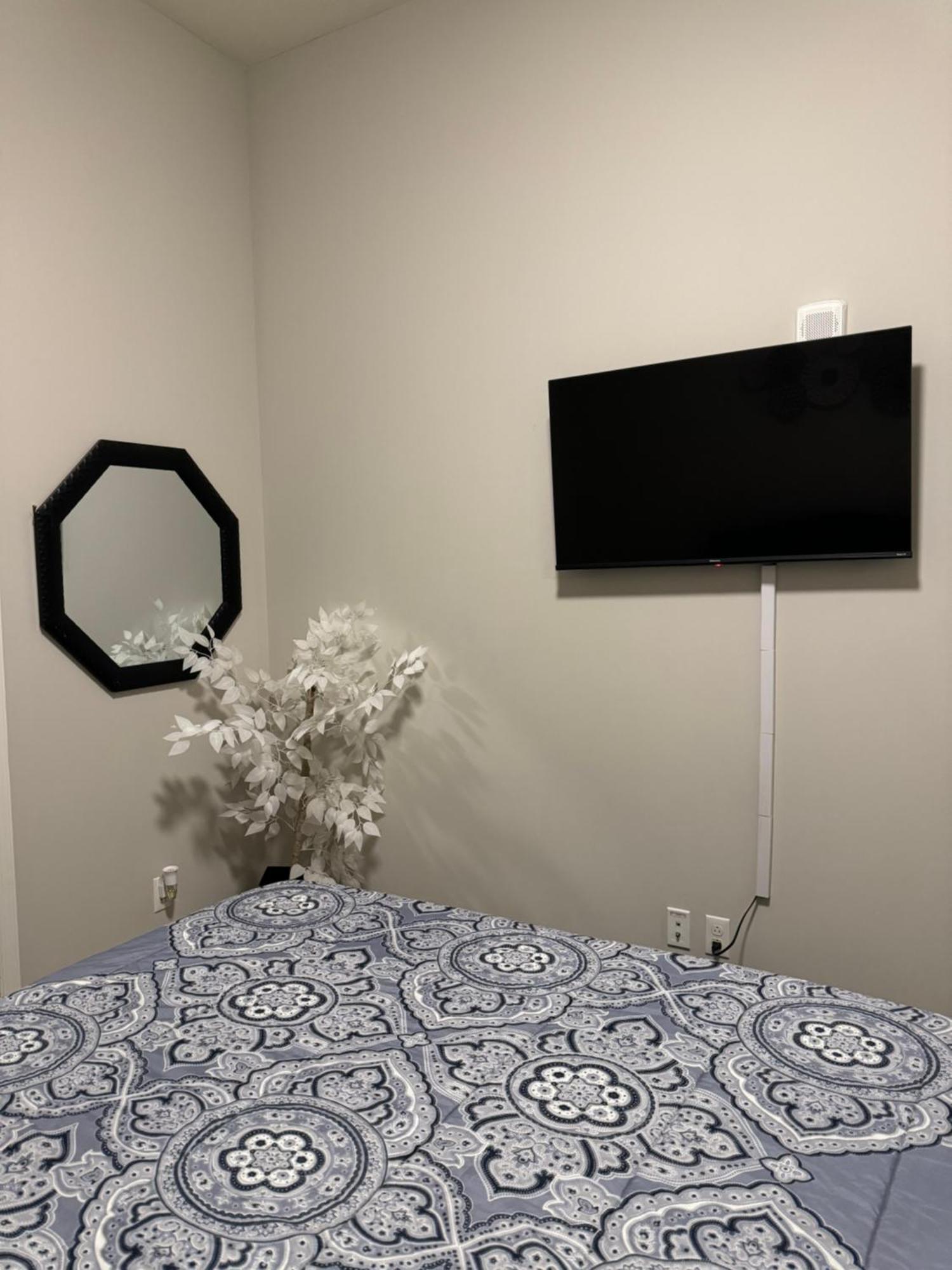 Beautiful Condo/Rooftop Patio With Free Parking クリーブランド エクステリア 写真