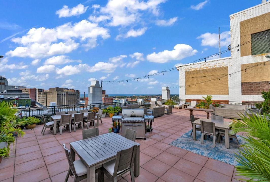 Beautiful Condo/Rooftop Patio With Free Parking クリーブランド エクステリア 写真